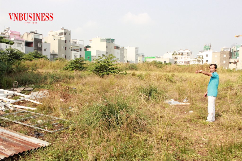 Ở mặt sau dự án của Kita Group không có hệ thống thoát nước, không xây bờ kè và tường vây giáp ranh với khu dân cư, nên mỗi khi có mưa sẽ như “túi nước” tràn vào nhà dân và con hẻm nhỏ.