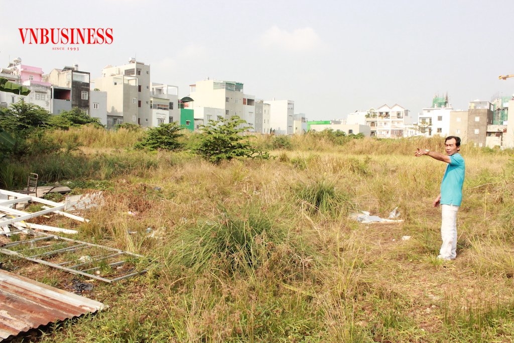 Ở mặt sau dự án của Kita Group không có hệ thống thoát nước, không xây bờ kè và tường vây giáp ranh với khu dân cư, nên mỗi khi có mưa sẽ như “túi nước” tràn vào nhà dân và con hẻm nhỏ.