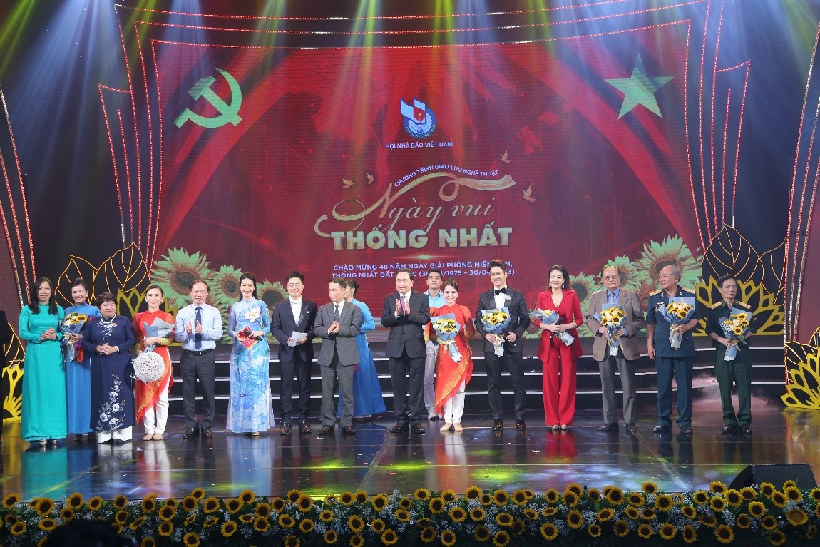 Ủy viên Bộ Chính trị, Phó Chủ tịch Thường trực Quốc hội Trần Thanh Mẫn cùng các lãnh đạo Bộ, ban ngành trao tặng hoa cho các nghệ sĩ, khách mời giao lưu chương trình.