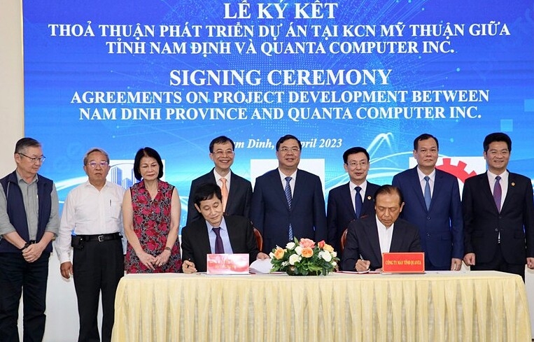 Đại diện Công ty cổ phần Xây dựng hạ tầng Đại Phong (đơn vị đầu tư xây dựng hạ tầng khu công nghiệp Mỹ Thuận) ký thỏa thuận hợp tác phát triển dự án với đại diện Tập đoàn Quanta, Đài Loan (Trung Quốc).