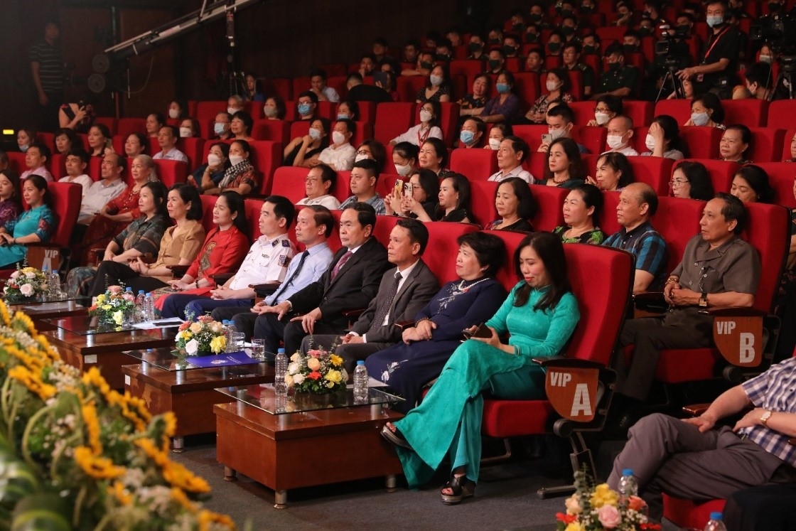 Các đồng chí lãnh đạo Quốc hội, lãnh đạo một số ban, bộ, ngành... tham dự chương trình.