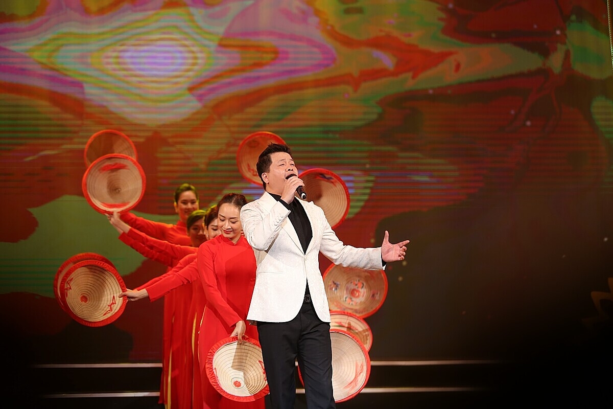 Các tiết mục trong chương trình với sự góp mặt của nhiều nghệ sĩ nổi tiếng.