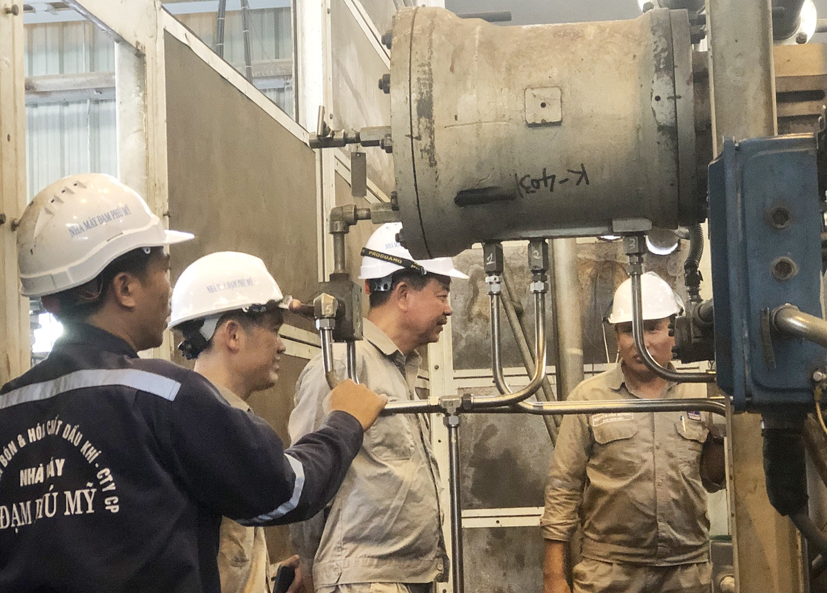Tổng giám đốc Lê Cự Tân thăm và đôn đốc công tác bảo dưỡng Nhà máy.