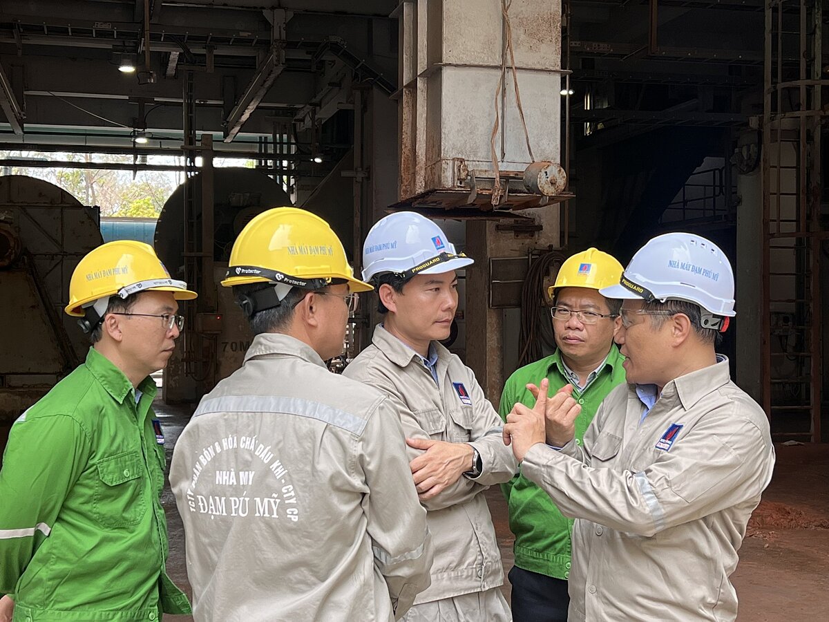 Chủ tịch HĐQT Hoàng Trọng Dũng thăm và đôn đốc công tác bảo dưỡng Nhà máy.