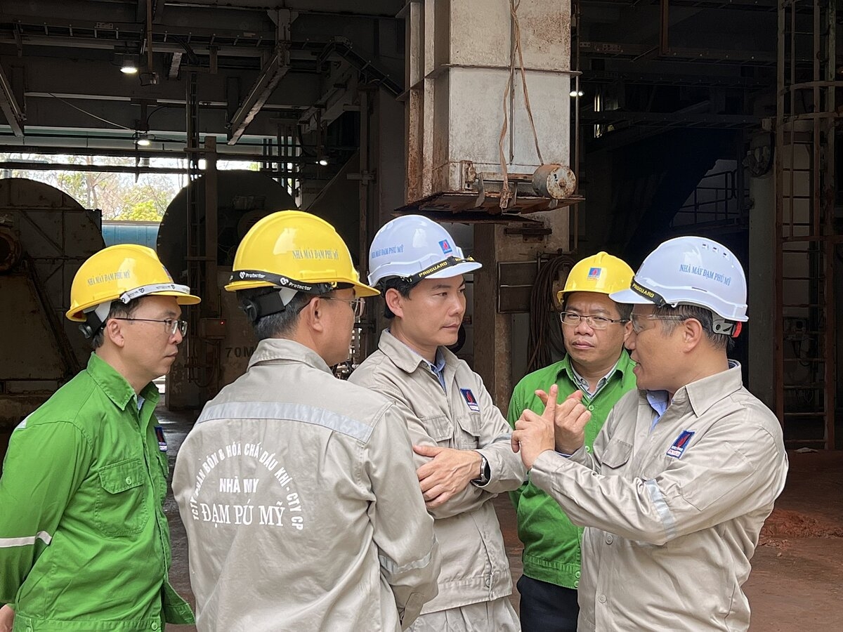 Chủ tịch HĐQT Hoàng Trọng Dũng thăm và đôn đốc công tác bảo dưỡng Nhà máy.