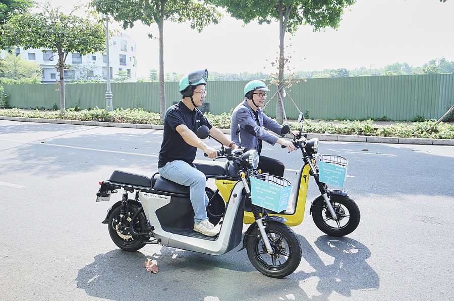 Giám đốc BAEMIN và Giám đốc SELEX trực tiếp trải nghiệm xe máy điện cho dịch vụ giao vận.