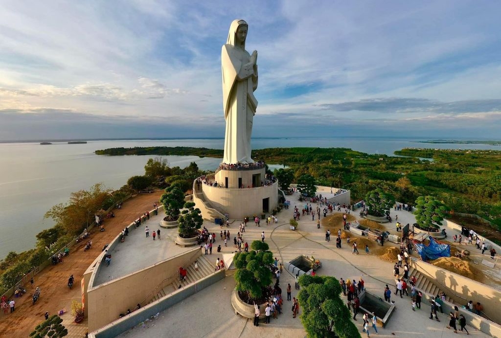 Trung tâm Đức mẹ Núi Cúi ở xã Gia Tân 1 là điểm hành hương mới cho người theo đạo Công giáo của cả nước.