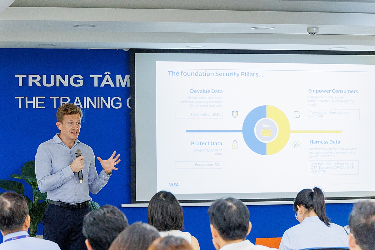 Ông Louis Smith - Người đứng đầu bộ phận Quản lý rủi ro SEA giới thiệu giải pháp bảo mật thanh toán tại sự kiện.