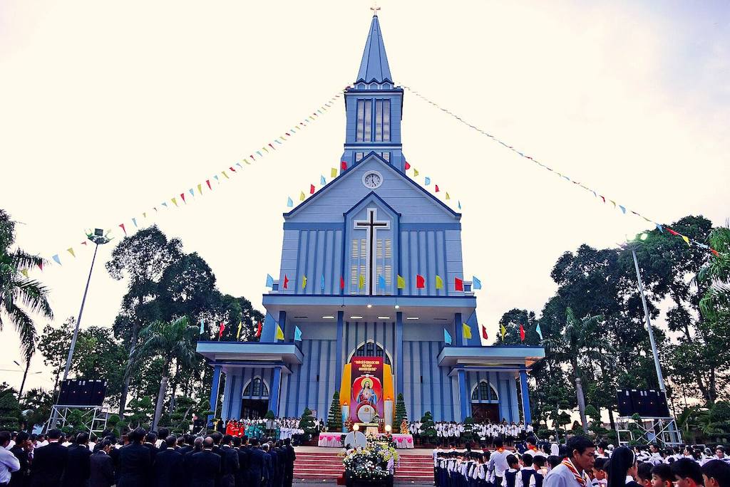 Các buổi lễ ở Nhà thờ Dốc Mơ tại xã Gia Tân 1 có sự tham gia đông đảo của bà con giáo dân.