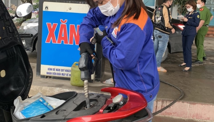 Cửa hàng xăng dầu tại xã Phùng Xá, huyện Thạch Thất, Hà Nội bị phát hiện bán hàng kém chất lượng.