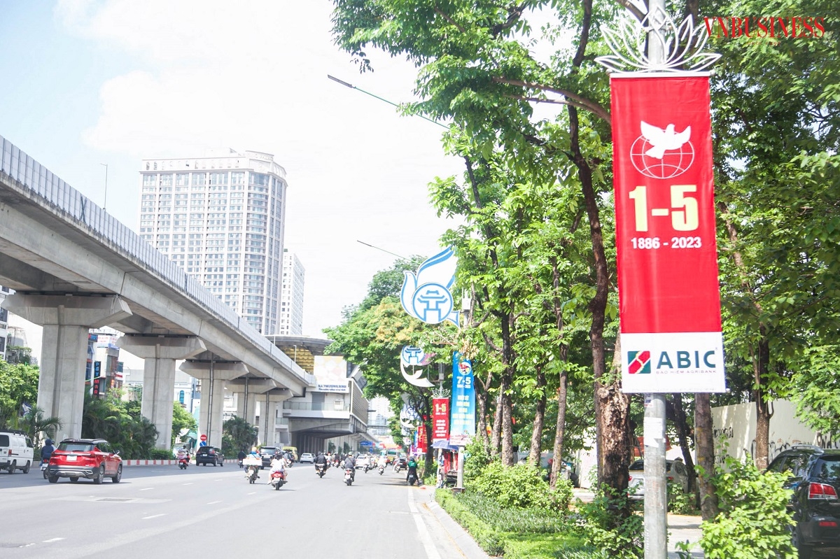 Dọc đường Nguyễn Trãi, những tấm pano được treo 2 bên đường chào mừng Ngày Giải phóng miền Nam 30/4 và Ngày Quốc tế Lao động 1/5.