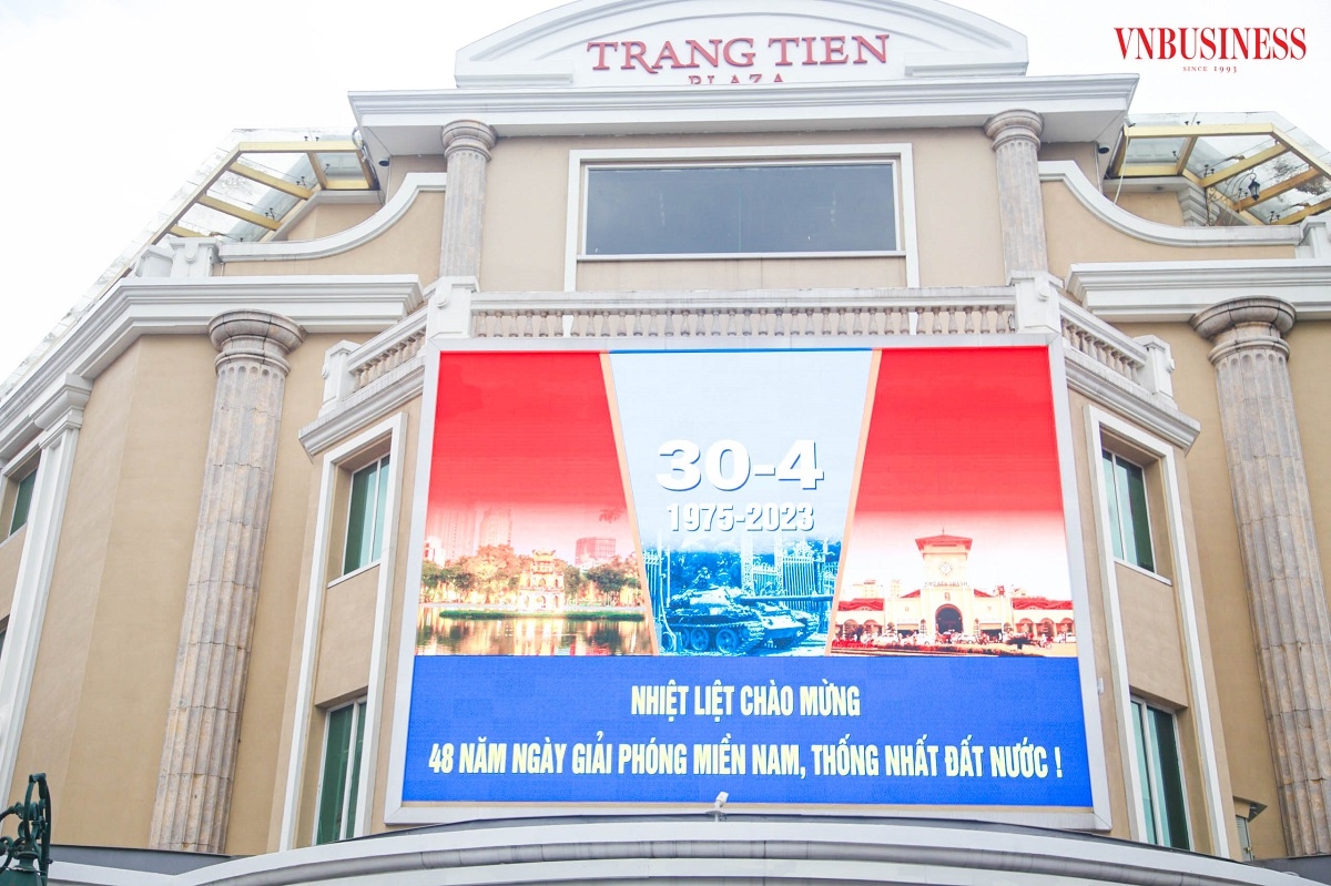 Bảng điện tử cổ động cỡ lớn, cờ Đảng cùng cờ Tổ quốc được nhìn thấy ở nhiều nơi, nhất là khu vực quanh bờ hồ Hoàn Kiếm.