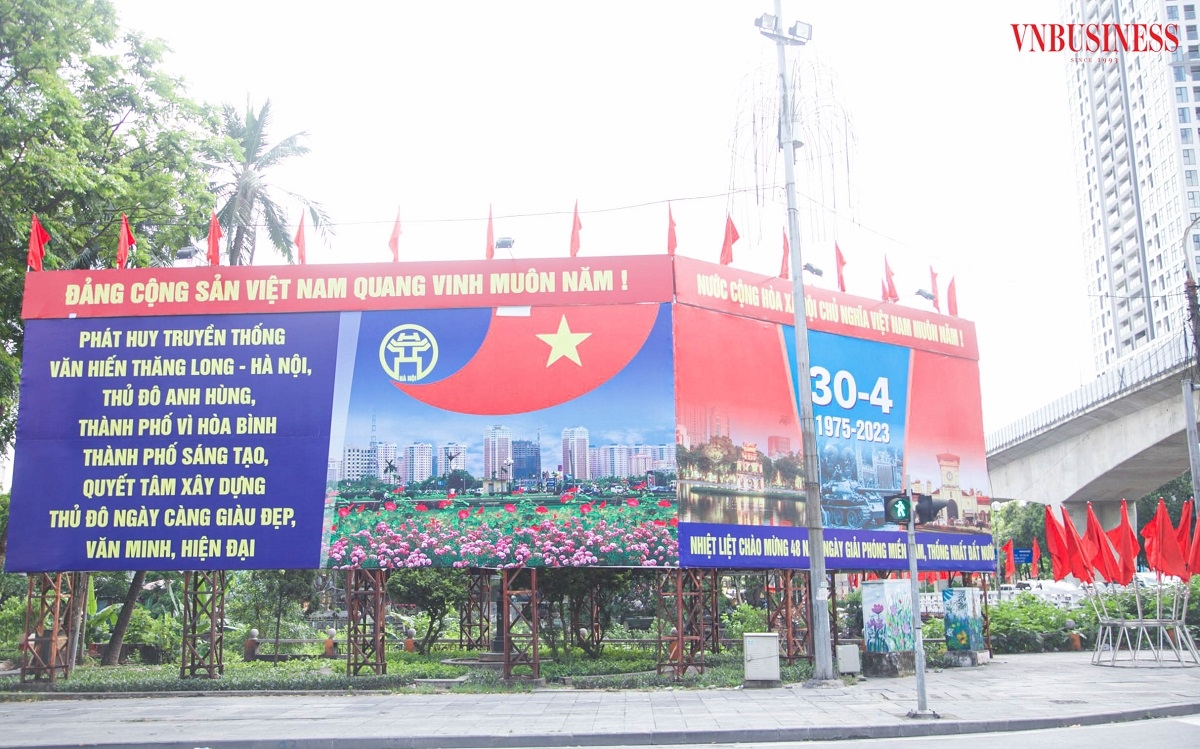 Trên đường Trần Phú (Hà Đông), tấm pano cỡ lỡn được trang hoàng bên cạnh những lá cờ đỏ phấp phới.