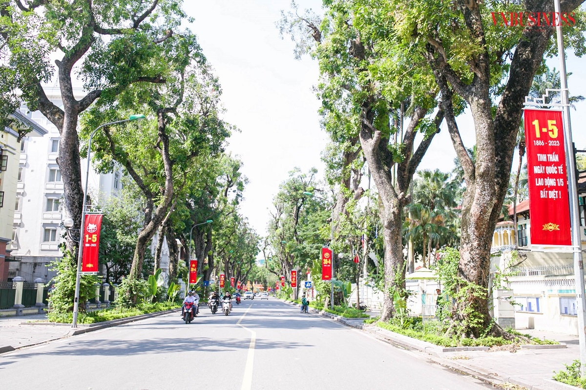 Những lá cờ, pano, áp phích xuất hiện khắp nơi tạo nên không khí của ngày hội non sông đang lan tỏa trên mọi nẻo đường Thủ đô.