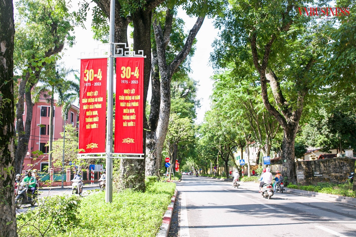 Trên khắp các con phố tại Thủ đô đã được nhuộm đỏ bởi những lá cờ, pano, áp phích, băng rôn, khẩu hiệu.