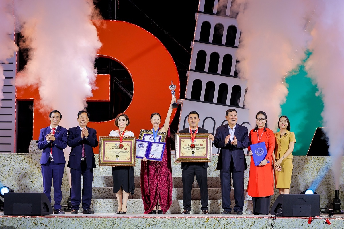 Đại diện Tổ chức Kỷ lục thế giới trao các Kỷ lục cho dự án Thành phố biển hồ Vinhomes Ocean Park.