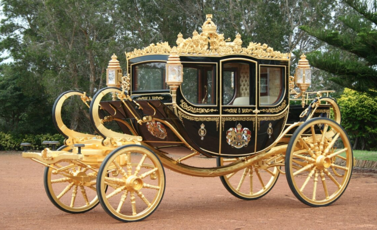 Cỗ xe hiện đại được làm bằng nhôm, có máy lạnh và cửa sổ chỉnh điện.