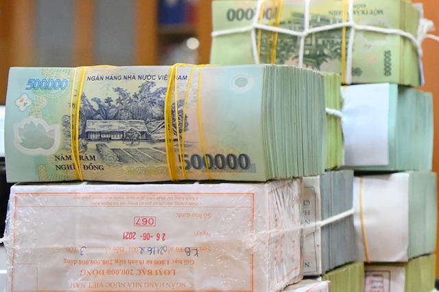 Nhiều cổ đông bất an khi ngân hàng ôm lượng lớn trái phiếu doanh nghiệp bất động sản.