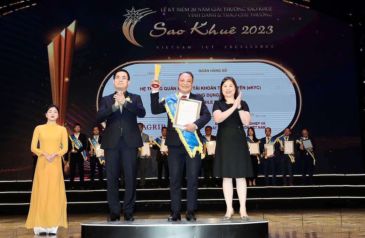Đại diện Agribank nhận giải thưởng Sao Khuê 2023 cho sản phẩm Agribank eKYC System.