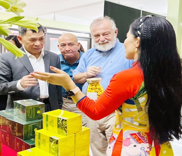 Sản phẩm trà hoa vàng thu hút khách hàng trong và ngoài nước.