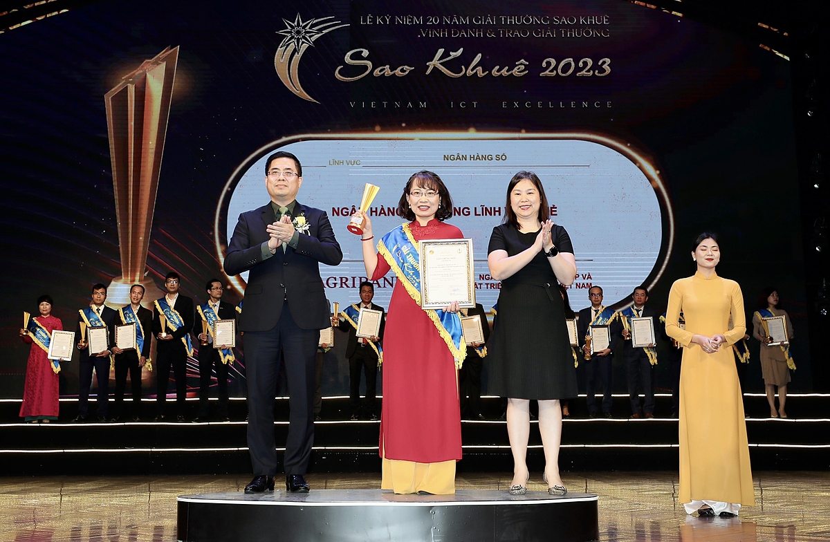 Đại diện Agribank nhận giải thưởng Sao Khuê 2023 cho sản phẩm Agribank Digital.