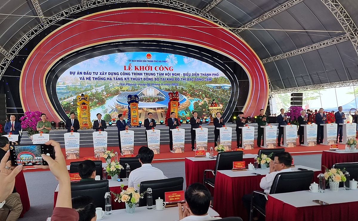 Quang cảnh buổi lễ khởi công.