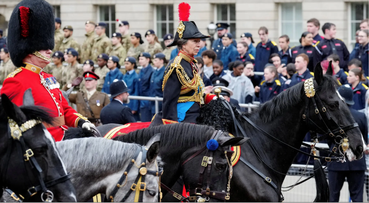 Anne, Công chúa Hoàng gia, cưỡi ngựa trong đám rước sau lễ đăng quang.