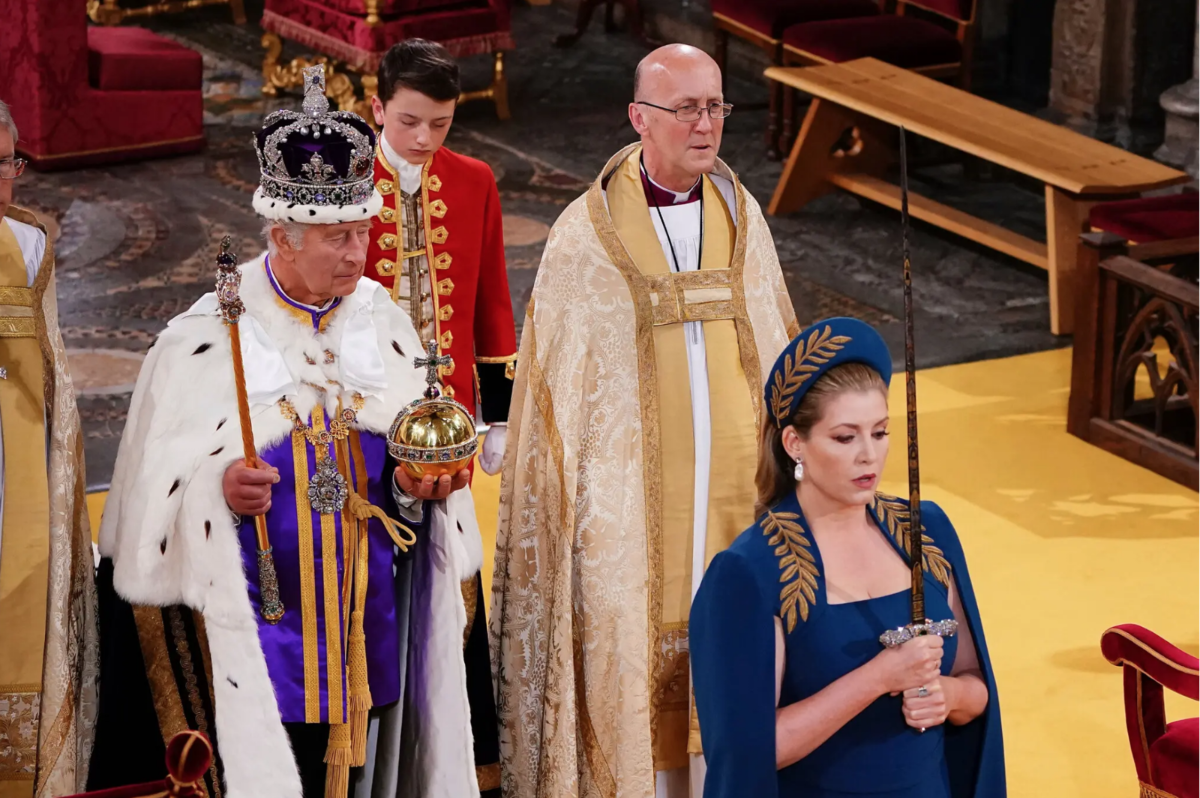 Penny Mordaunt, lãnh đạo Hạ viện và Chủ tịch Hội đồng Cơ mật, đã trở thành người phụ nữ đầu tiên mang Thanh kiếm của Nhà nước thế kỷ 17 vào Tu viện Westminster trong đám rước và giữ nó trên cao trong phần lớn thời gian của buổi lễ.