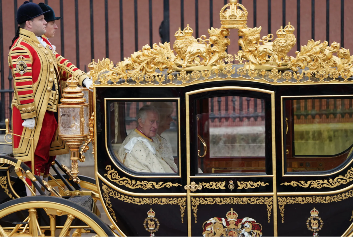 Vua Charles III rời Cung điện Buckingham trên đường tới Tu viện Westminster.