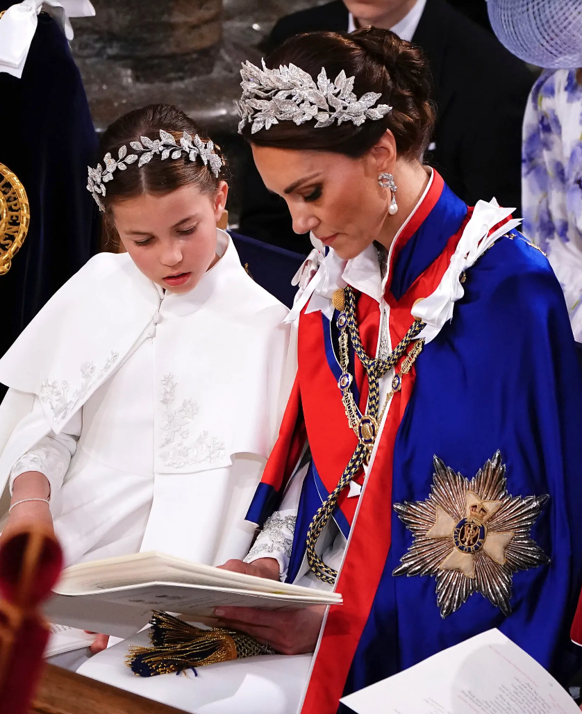 Con gái của Catherine, Công chúa Charlotte, cũng mặc một chiếc váy Alexander McQueen cho buổi lễ.