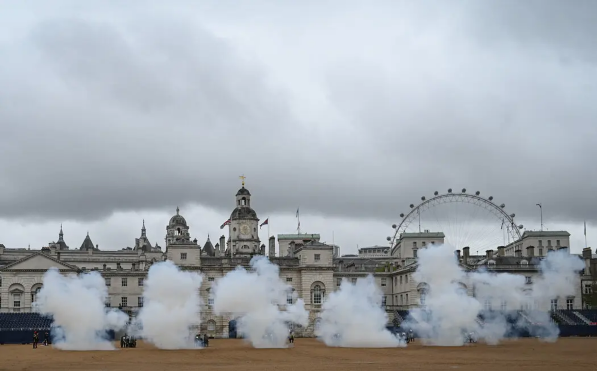 Một loạt súng chào mừng.