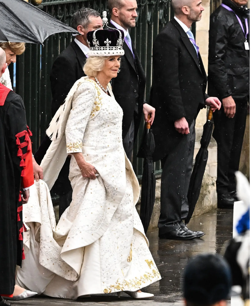 Chiếc váy của Camilla được thiết kế bởi Bruce Oldfield, người cũng là người yêu thích của Công nương Diana.