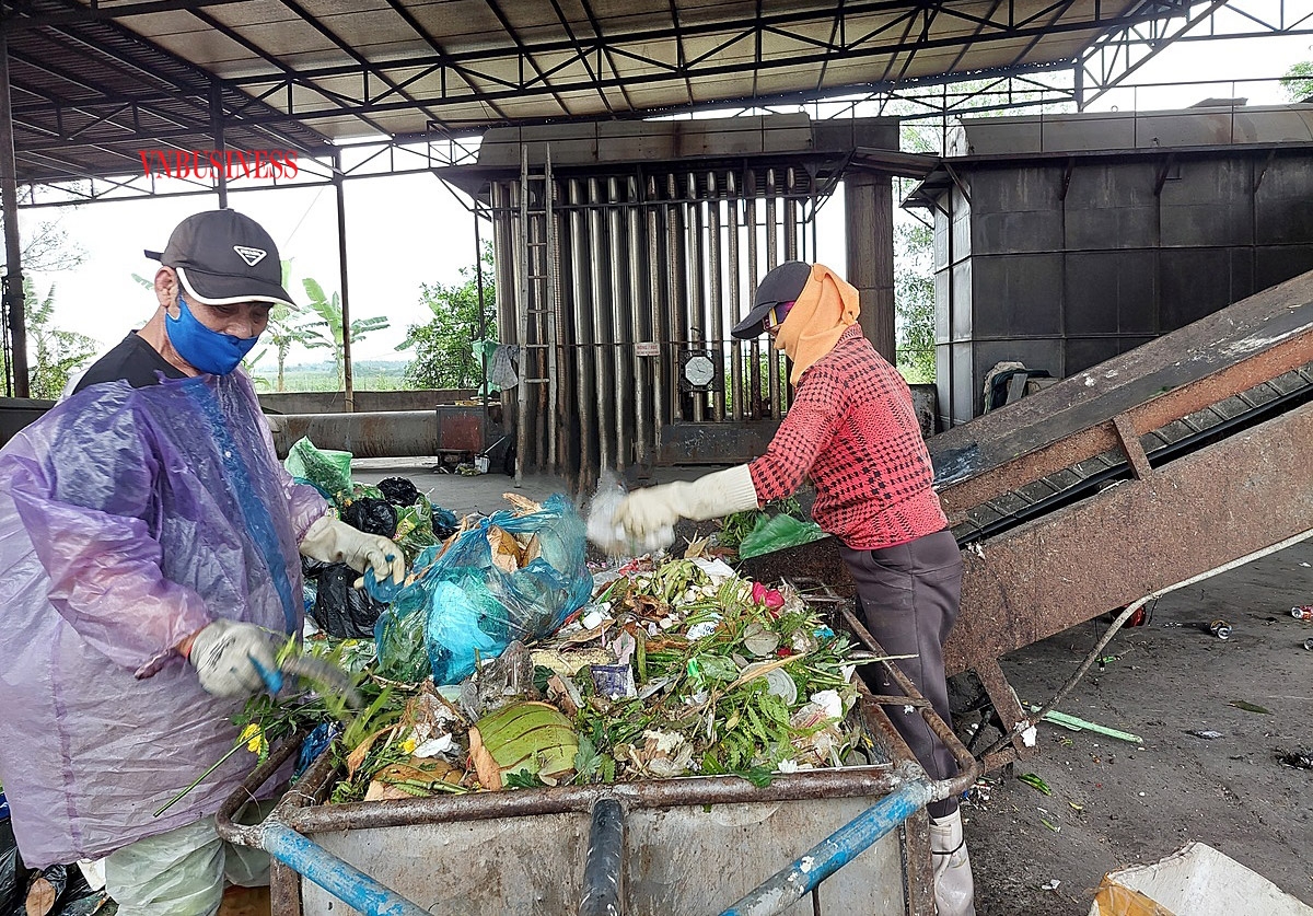 Công nhân phân loại rác trước khi đưa vào xử lý- đốt.