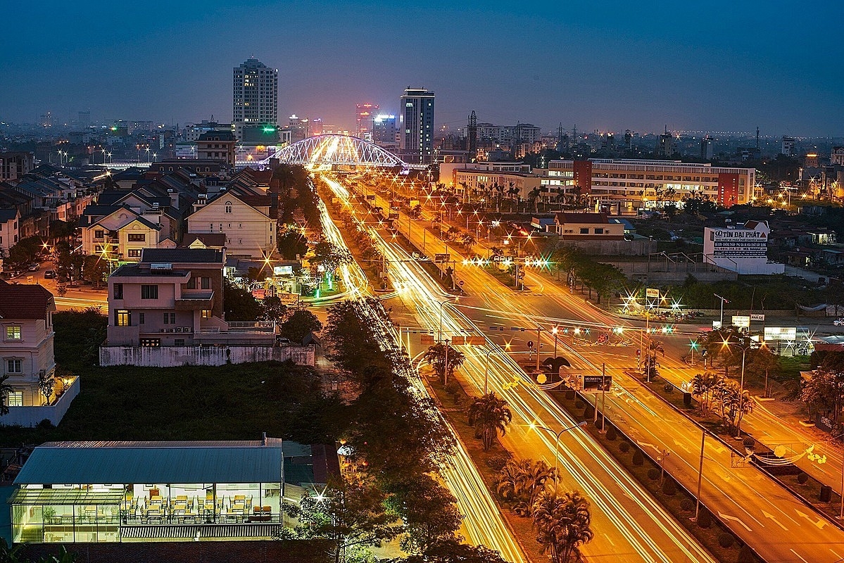 Một đoạn đường Lê Hồng Phong nối từ Cảng hàng không sân bay quốc tế Cát Bi vào trung tâm thành phố và đi về hệ thống cảng Đình Vũ.
