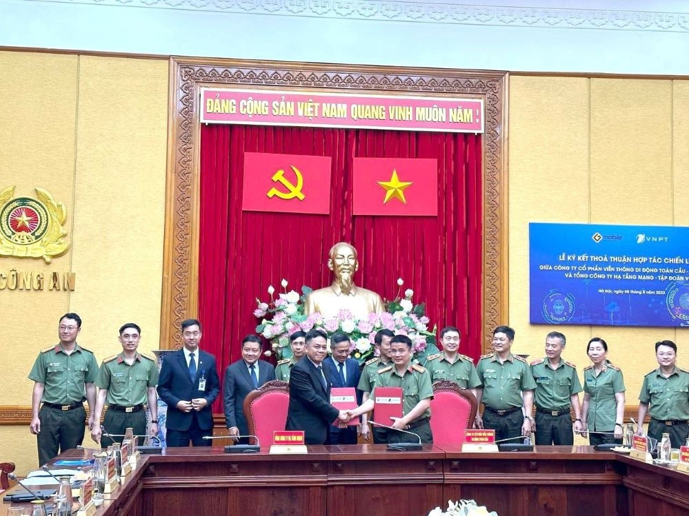 Đại diện Công ty Gtel Mobile và Tổng Công ty Hạ tầng mạng ký kết thoả thuận hợp tác chiến lược.