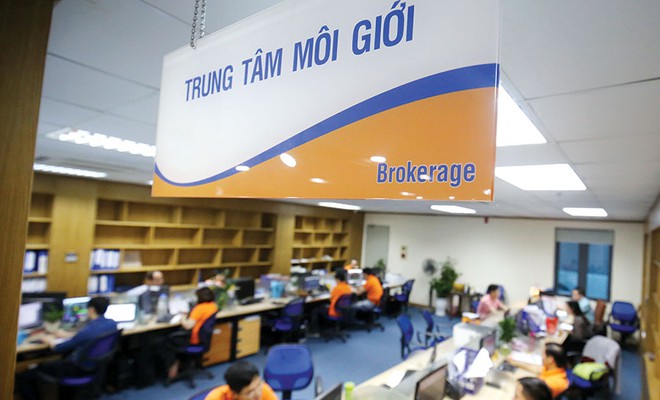 Xu hướng miễn phí giao dịch cũng như sự xuất hiện của các phần mềm công nghệ đang đe dọa đến “nồi cơm” của nghề môi giới.