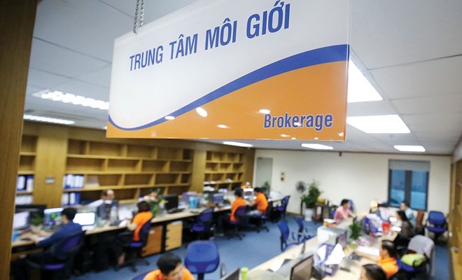 Xu hướng miễn phí giao dịch cũng như sự xuất hiện của các phần mềm công nghệ đang đe dọa đến “nồi cơm” của nghề môi giới.