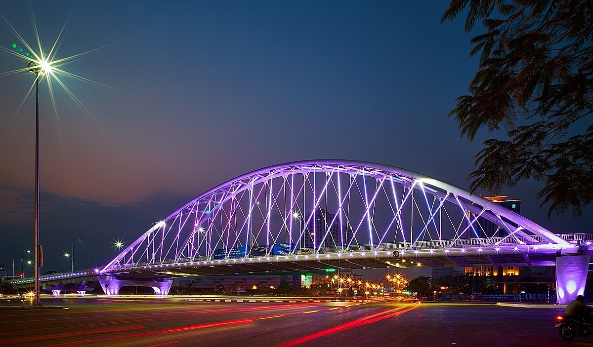 Cầu vượt Nguyễn Bỉnh Khiêm về đêm là điểm thu hút khách du lịch.