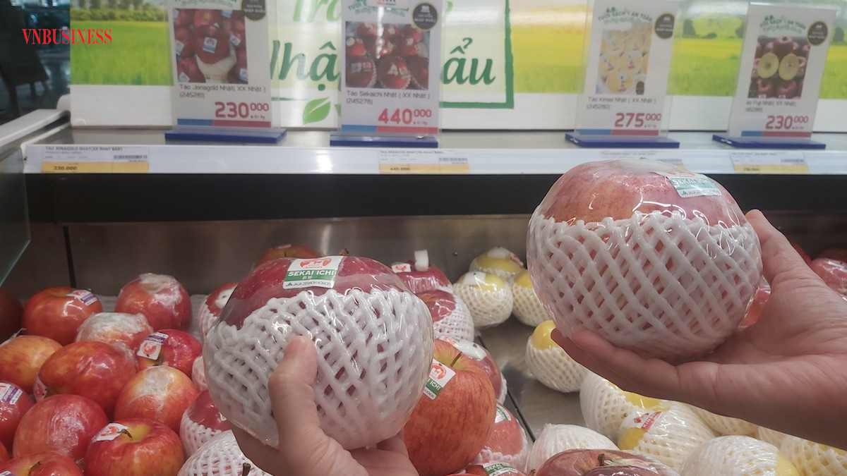 Táo nhập khẩu từ Nhật Bản có giá vài trăm nghìn đồng/kg vẫn thu hút người tiêu dùng trong nước.