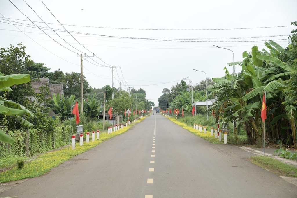 Một con đường nông thôn khang trang ở xã Trung Hòa.