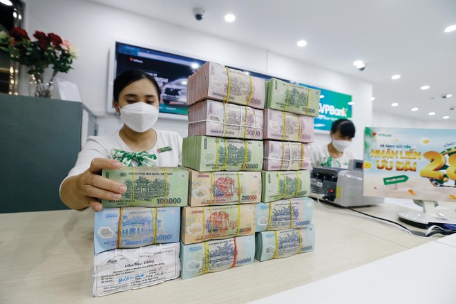 Hệ thống các ngân hàng thương mại đang chịu áp lực lớn về tăng cung ứng vốn cho nền kinh tế.