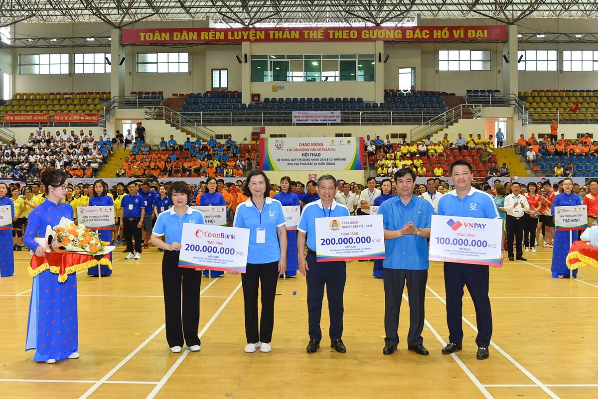 Đại diện lãnh đạo Công đoàn Ngân hàng Việt Nam, Co-opBank, VnPay trao biểu trưng hỗ trợ Hội thao.