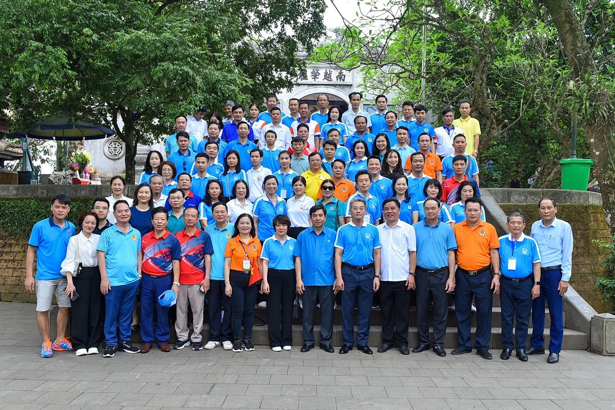 Ngay sau Lễ khai mạc, Đoàn đại biểu tham dự Hội thao hệ thống QTDND & Co-opbank khu vực phía Bắc và miền Trung đã đến dâng hương tại Khu di tích lịch sử quốc gia đặc biệt Đền Hùng, tỉnh Phú Thọ. Ảnh Đoàn chụp lưu niệm tại Đền Hùng