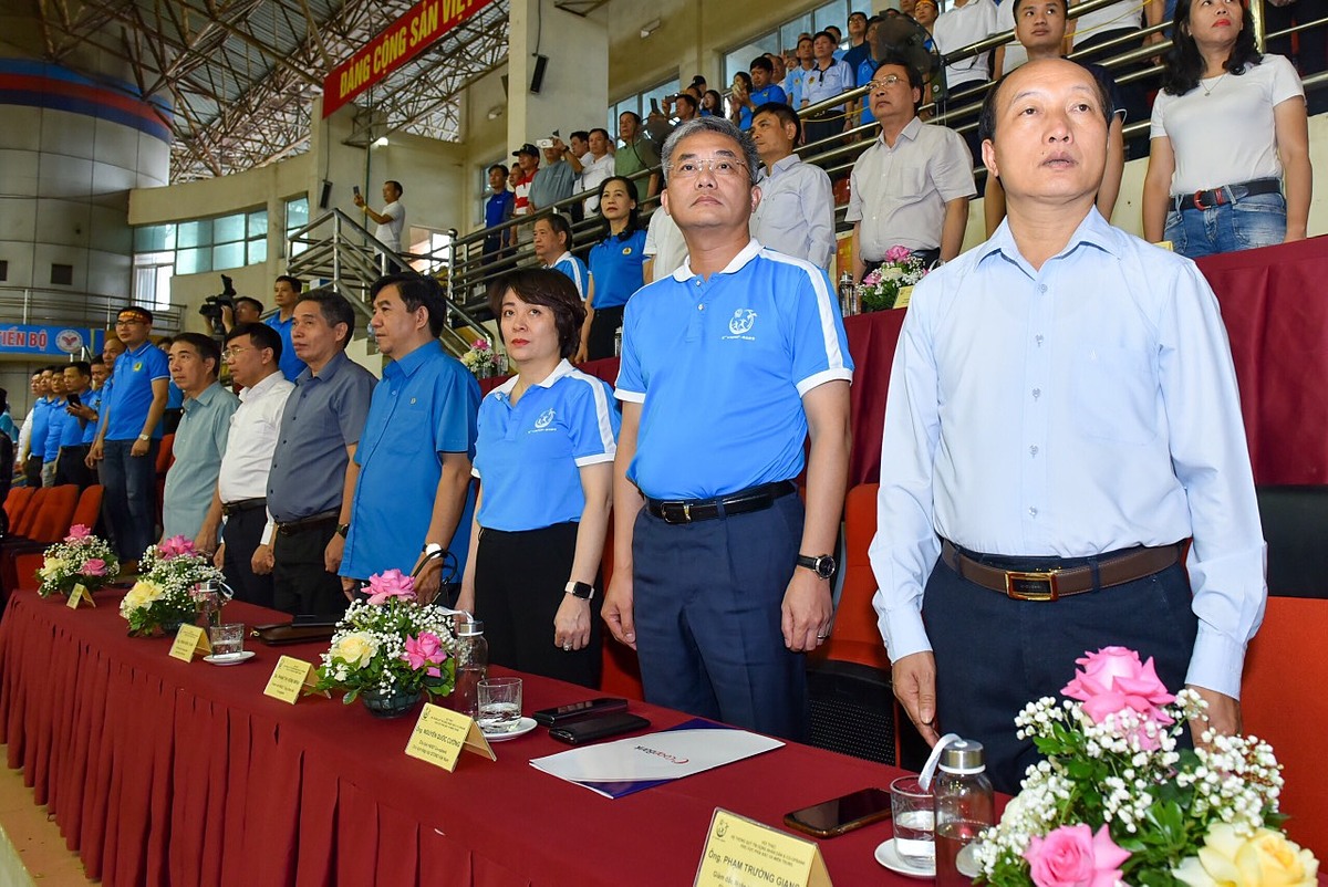 Các Đại biểu tham dự lễ khai mạc Hội thao thực hiện nghi lễ chào cờ tại Hội thao.