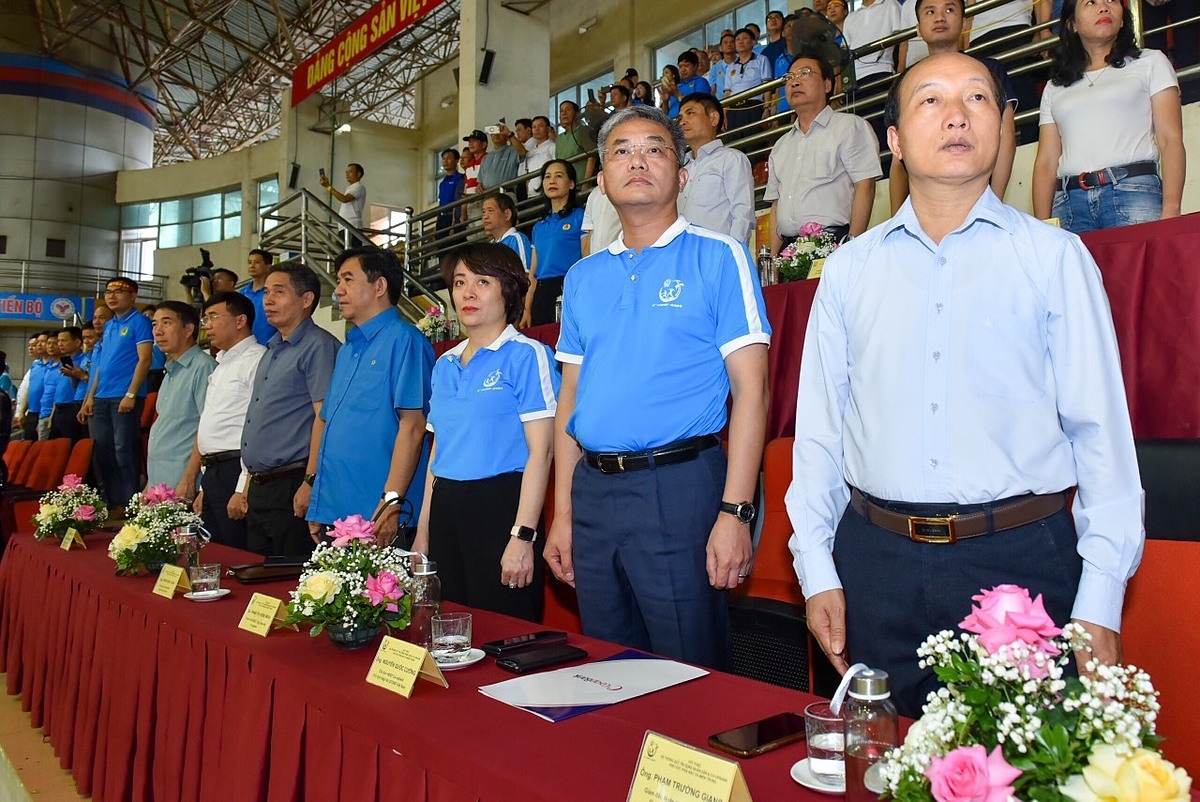 Các Đại biểu tham dự lễ khai mạc Hội thao thực hiện nghi lễ chào cờ tại Hội thao.