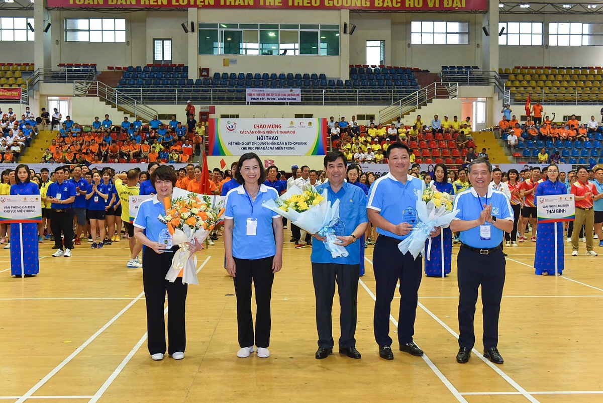 Lãnh đạo Hiệp hội QTDND Việt Nam trao kỷ niệm chương ghi nhận các đơn vị đã hỗ trợ cho Hội thao.