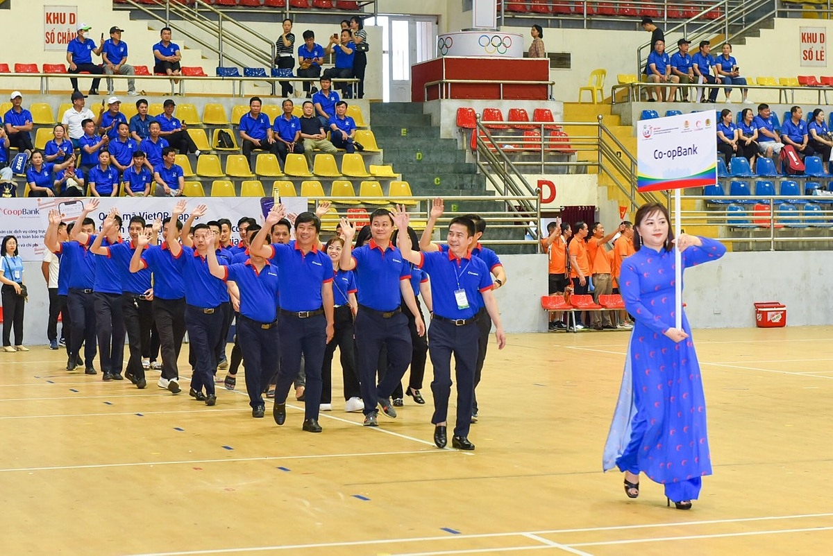 Các đoàn vận động viên tham dự Hội thao tham gia diễu hành tại lễ khai mạc. Đoàn Co-opBank diễu hành tại lễ khai mạc.