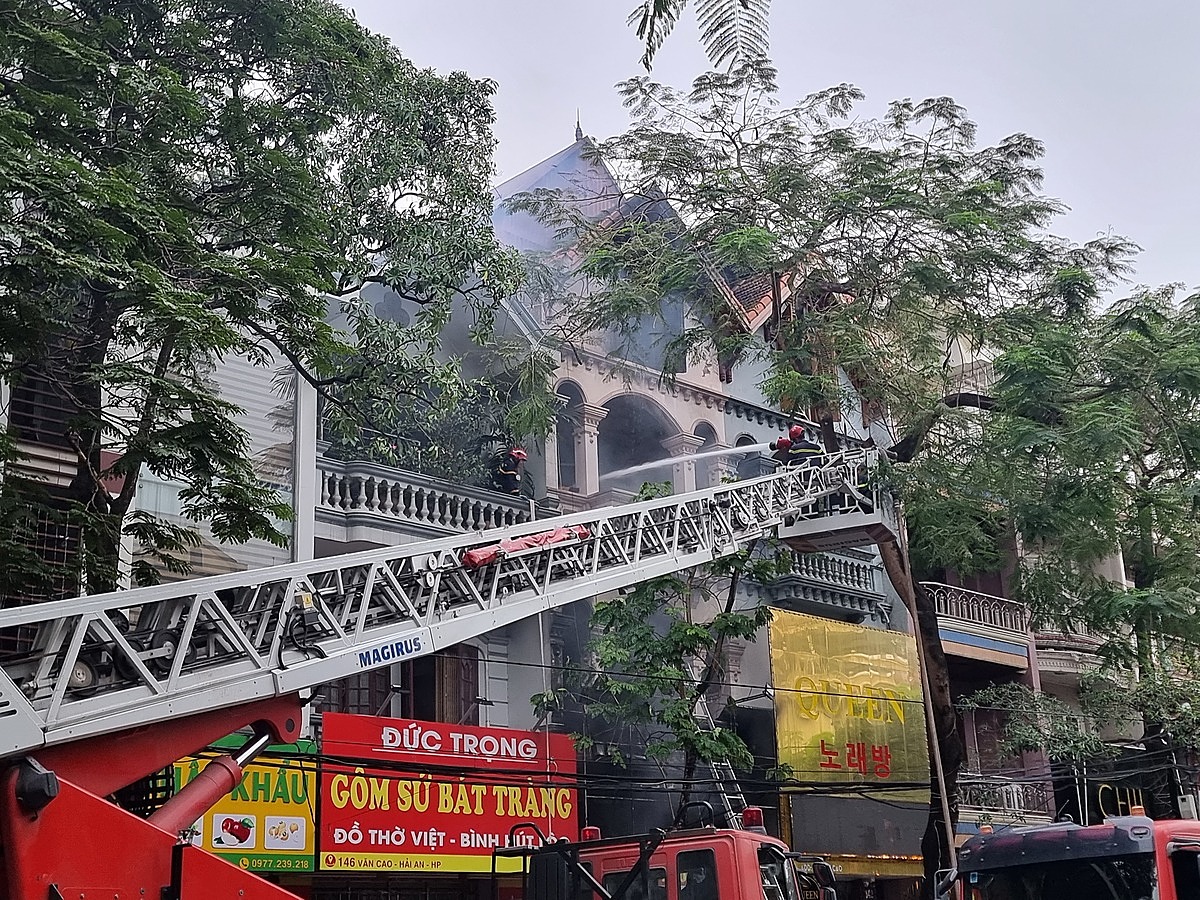 Theo người dân xung quanh, khi xảy ra vụ cháy trong nhà có 3 người bị mắc kẹt.
