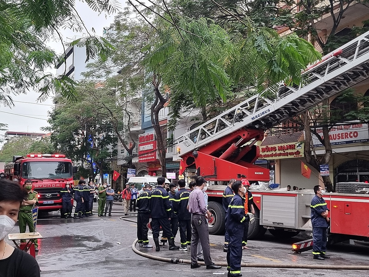 Rất nhiều cán bộ, phương tiện PCCC, cứu hộ cứu nạn đã được huy động tới hiện trường.