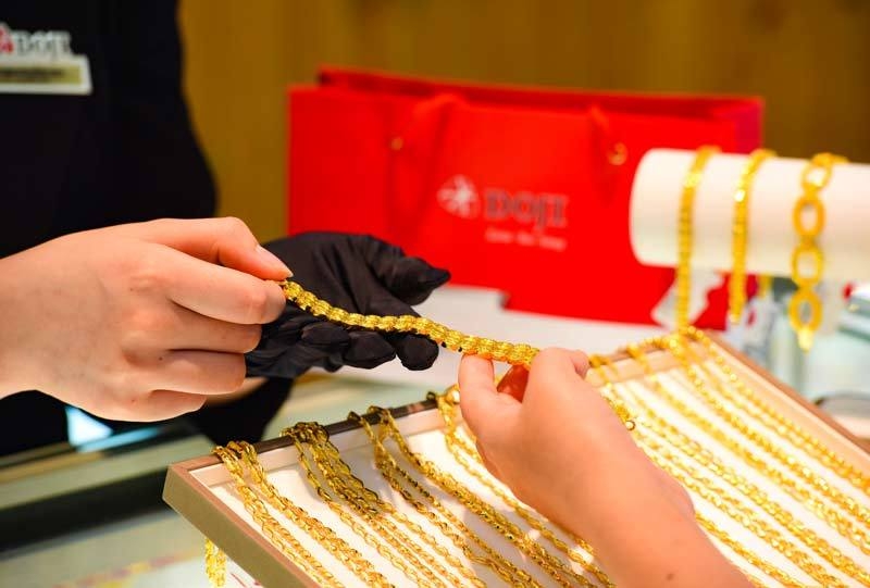 Do chênh lệch giữa giá mua và giá bán duy trì ở mức cao khiến người mua vàng trang sức dễ lỗ hơn vàng miếng.